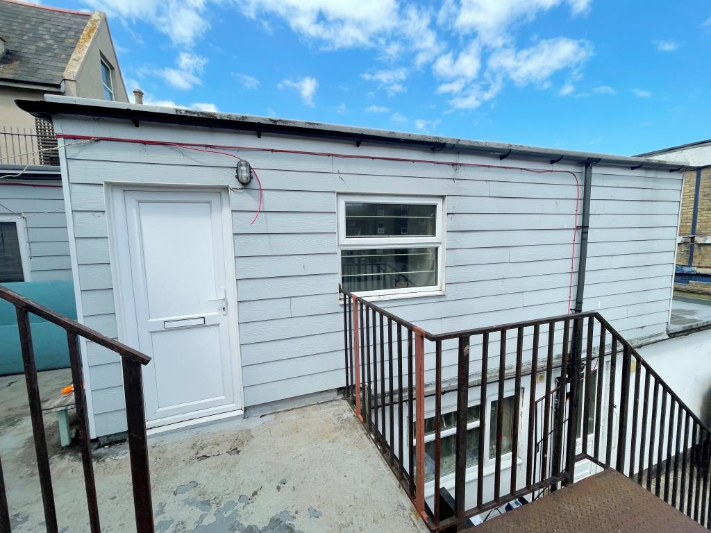 Lot: 91 - VACANT FLAT FOR IMPROVEMENT - External view of flat